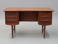 Dansk møbelproducent. Skrivebord af fineret teak