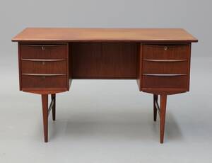 Dansk møbelproducent. Skrivebord af fineret teak