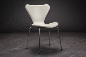 Arne Jacobsen. Syveren stol, model 3107, hvidt læder