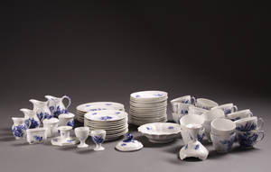 Blå Blomst service af porcelæn. Kgl.P. Variable sort. 64 Denne auktion er annulleret - se nu vare 1942129