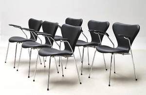 Arne Jacobsen. Sæt på seks armstole, model 3207, nybetrukket med sort Savanne læder 6