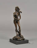 Figur af patineret bronce i form af kriger