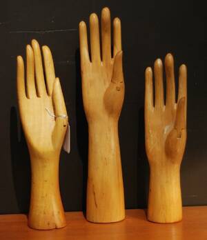 MODELLHÄNDER FRÅN ÖSTERMALMS HANDSKAFFÄR, KARLAVÄGEN 61, ETABL 1893, 3 ST I TRÄ MED LEDADE TUMMAR