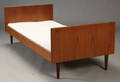 Møbelproducent. Seng af teaktræ