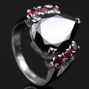 Diamant og rubin ring.