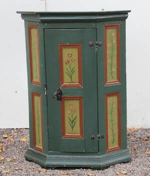 Vägghörnskåp, allmoge, 1700-tal