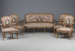 Salonstue, sofa med fire armstole.