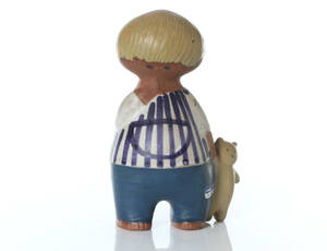 LISA LARSON, FIGURIN