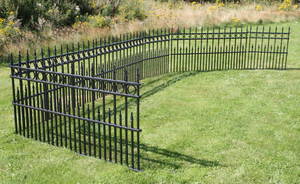 Havehegn m spir, udført i sortlakeret smedejern. Ialt seks fag. Ialt 10 M.