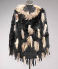 Fur Living. Poncho af strikket kanin, sort med brune reklekser af vaskebjørn. Str. one size