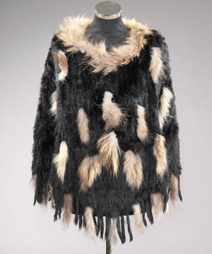Fur Living. Poncho af strikket kanin, sort med brune reklekser af vaskebjørn. Str. one size
