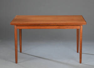 Dansk møbelproducent. Spisebord af teak