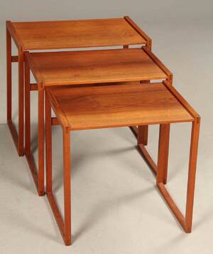 Dansk møbelproducent. Tre indskudsborde af teak 3