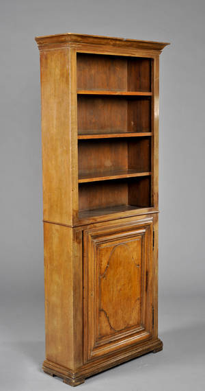 Smalt fransk almueskab af nøddetræ, 1800 tallet