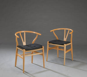 Hans J. Wegner. Par armstole model CH24 Y-stole, bøg 2 