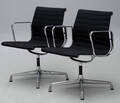 Charles Eames. Par armstole, model EA-108, sort hopsak 2.  