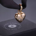 Ole Lynggaard. Hjertecharm af 18 kt. satineret guld med brillanter