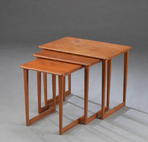 Indskudsborde af teaktræ, medeformet stel