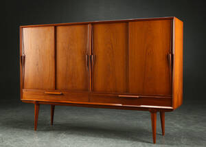 Omann Jun. Høj skænk af teaktræ, model 13