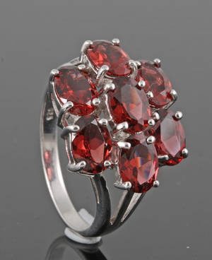 Oval-cut Garnet ring approx. 4.00ct