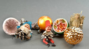 En samling julepynt ca. 40