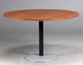 Dansk møbelproducent. Rundt bord med plade i kirsebær