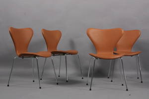 Arne Jacobsen. Sæt på fire stole model 3107