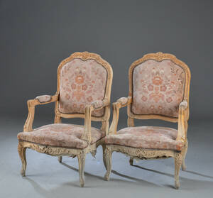 To højryggede lænestole. 2