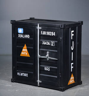 Reol i industrielt design, udformet som minicontainer.