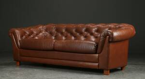 Sofa af brunt læder, chesterfield stil