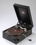 Gammel rejsegrammofon His Masters Voice.