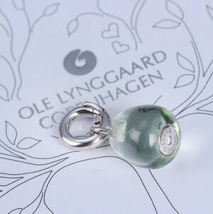 Ole Lynggaard. Sweet Drops charm af 18 kt. hvidguld med grøn ametyst Denne vare er sat til omsalg under nyt varenummer 4456326